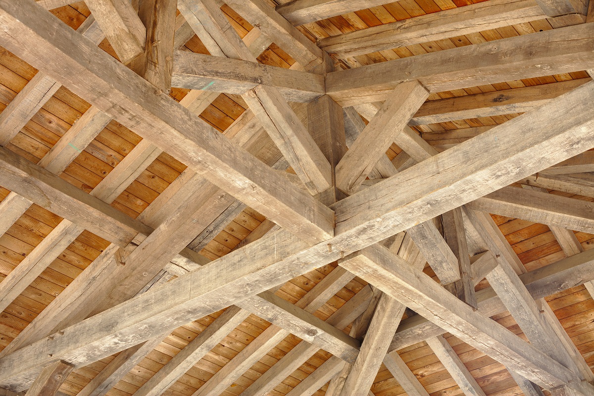 Charpente traditionnelle en bois vue en contre-plongée