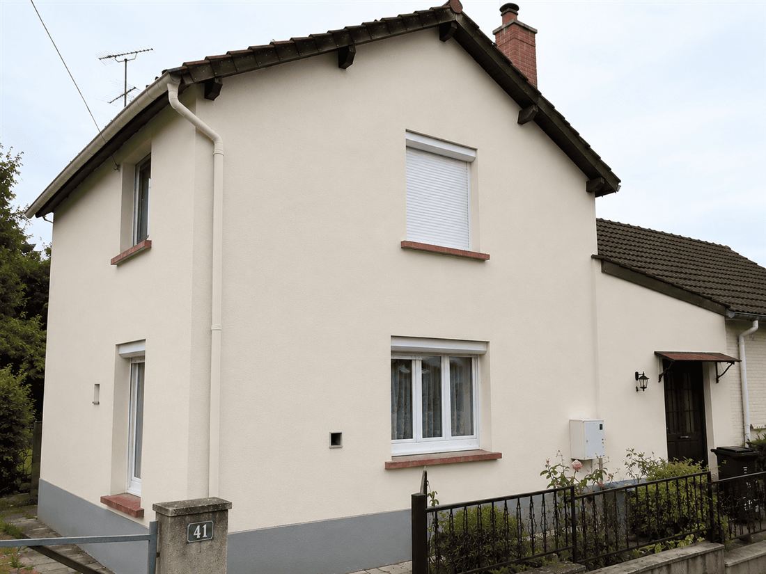 Façade fraîchement ravalée et repeinte, teinte crème