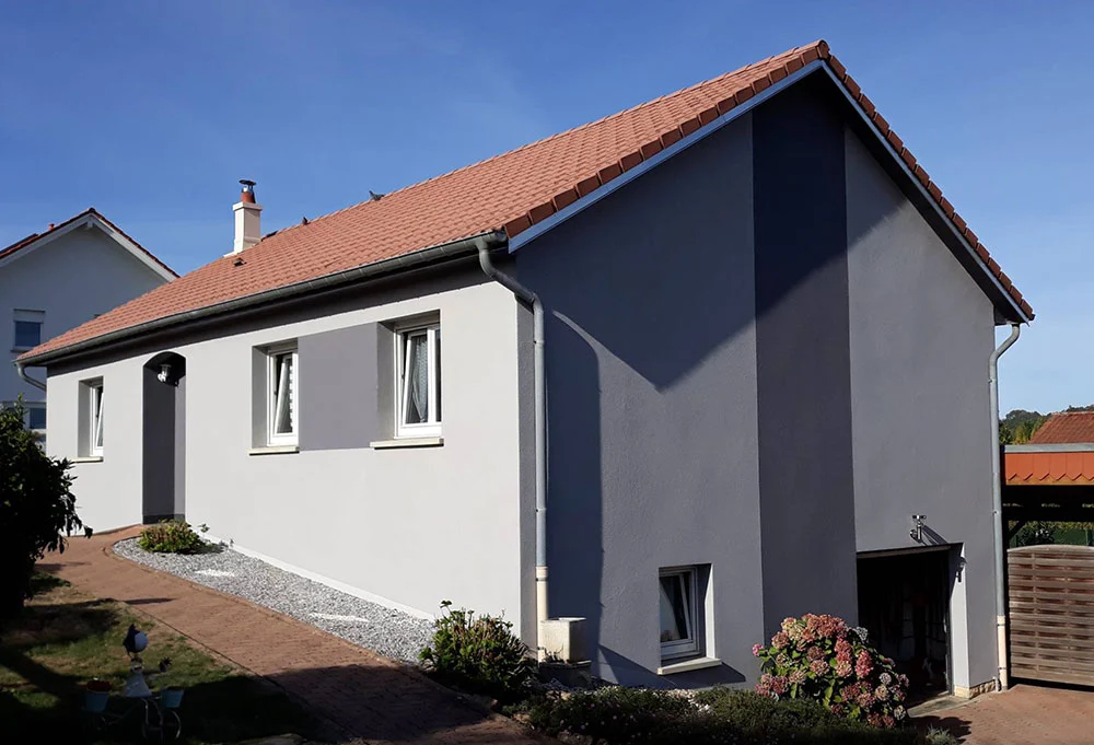 Maison à la façade rénovée gris clair et à la toiture en tuiles