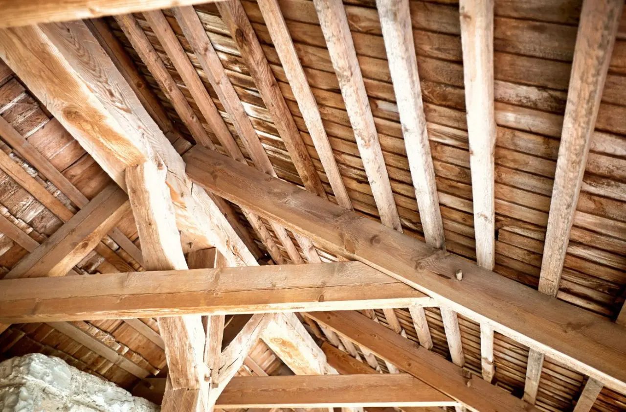 Charpente ancienne en bois massif vue depuis les combles