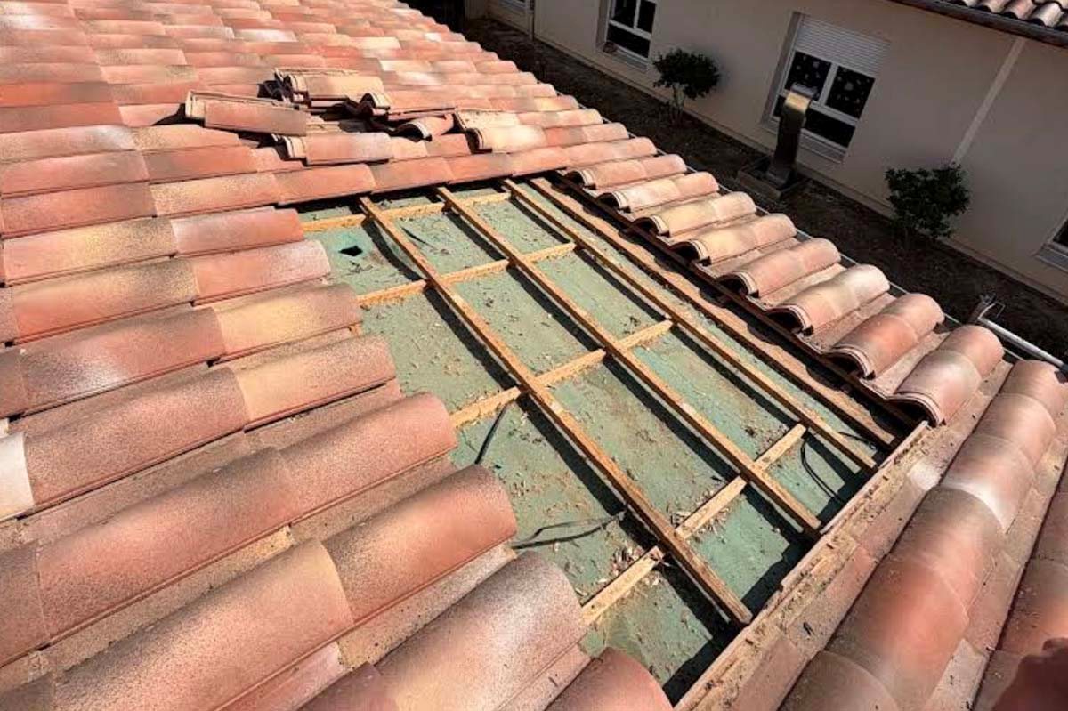 Toiture ouverte sur les liteaux lors d'une reprise de tuiles
