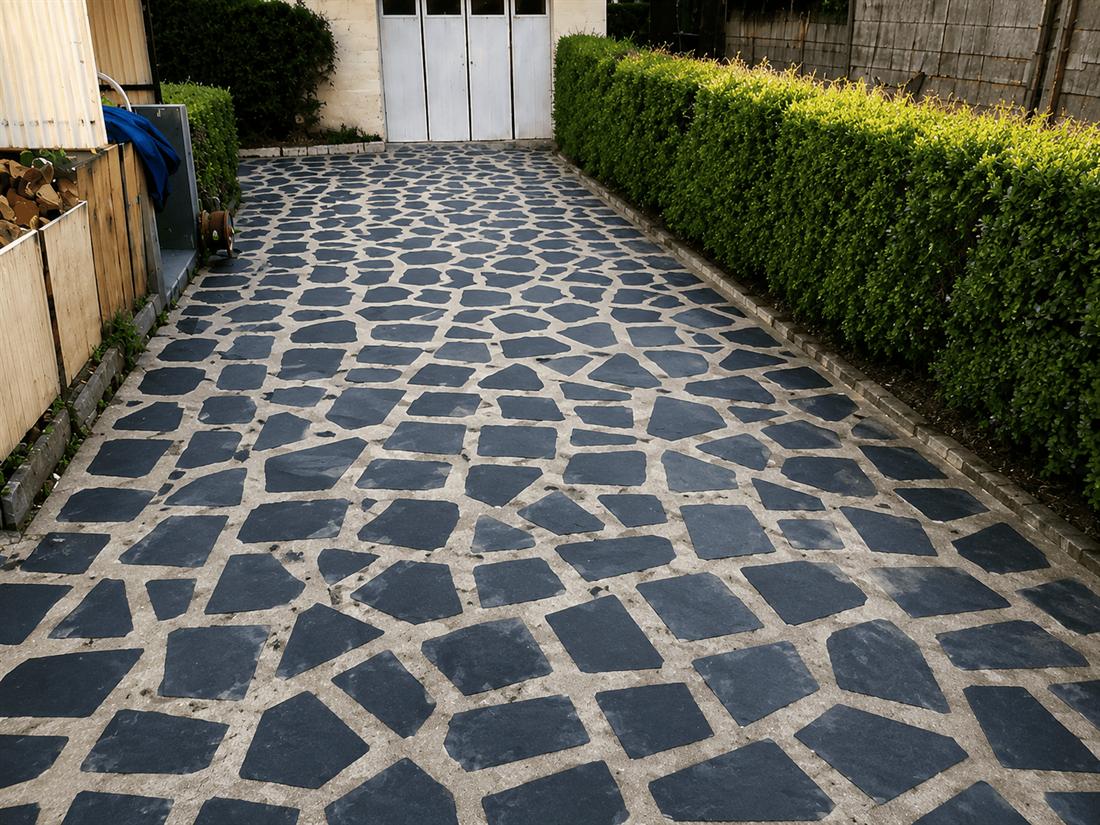 Terrasse en dalles d'ardoise nettoyée, joints dégagés et pierre ravivée